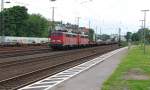 Ein Doppelpack alte 140er bestehend aus 140 806-1 und 140 838-4 zieht eine Zug leerer Flachwagen fr Stahlrollen durch Kln-West. Am Nachmittag des 30.06.2012. Die Vordere der beiden 140er hat schon mal etwas „Lifting“ bekommen und fhrt mit einen etwas neueren Typ Stromabnehmer.