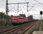 Zwei alte Damen; 140 716-2 mit Wagenlok 140 681-6 und leeren Autotransportwagen in Fahrtrichtung Lehrte. Aufgenommen am 28.07.2012 in Hannover Linden-Fischerhof.