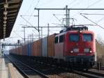 140 070 EBM Cargo, rollte mit ihrem Containerzug durch den Haltepunkt Strehlen aufgrund eines Signalhaltes.