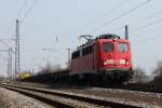 Am 04.04.2013 kam auch noch ein sehr seltener Gast auf die KBS 703 nach Basel. 140 808-7 von DB Fahrweg mit einem Gterzug kurz vor dem Bahnhof in Orschweier.