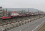 140 855-8 steht am 05. April 2013 mit einem Getreidezug und 232 103-2 von Raildox am Zugschluss auf Gleis 1 in Kronach.