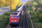 140 440-9 DB kommt aus Richtung Koblenz mit einem langen Vauxhallautozug aus Sden nach Aachen-West und fhrt in Richtung Kln auf der Rechten Rheinstrecke (KBS 465) bei Bad-Honnef am Rhein an einem schnem Herbsttag am 24.10.2013.