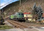 Am 17.02.14 brachte E94 192 die 142 130-4 und die 140 438-3 von Nördlingen nach Dessau. Hier die Durchfahrt in Remschütz.