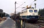Mit einem Güterzug ist 140 061-3 in Düsseldorf-Grafenberg um 1980 unterwegs.