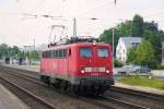 140 585 von DB Schenker (noch beschriftet als DB Cargo) durchfährt als Lz den Bf (Neuss-)Norf, 2.6.14.