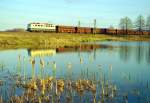 140 xxx mit Gterzug Richtung Bremen am 07.04.2000 zwischen Lemfrde und Lembruch