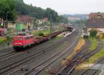 140 855-8 zieht am 10. Juli 2014 einen Flachwagenzug durch Kronach in Richtung Lichtenfels.