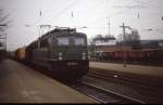 140264 ist am 3.3.1988 um 10.33 Uhr mit einem Güterzug auf der Rollbahn in Richtung Münster unterwegs.