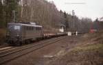 140848 quält sich am 19.3.1988 um 11.34 Uhr mit einem Güterzug über das Wiehengebirge zwischen Ostercappeln und Vehrte.