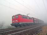 Aus dem Nebel: BR 140 864-0 am 15.1.2007 bei Gau-Algesheim.
