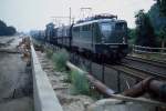 Als 140 171-0 mit einem Güterzug 1980 durch Düsseldorf-Grafenberg in Richtung Duisburg-Wedau fährt, ist die südliche Rampe des Staufenplatztunnels bereits im Bau. Heute befindet sich auf der früheren oberirdischen Strecke eine Grünanlage.