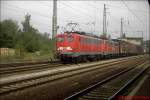 Die beiden Mannheimer BR 140 401-1 und  BR 140 338-5 fuhren mit ihrem Gterzug nach Zwickau im Herbst 2002 durch Gnitz.