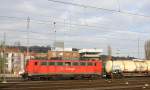 140 811-1 von DB-Cargo kommt mit einem langen gemischten Güterzug aus Köln-Gremberg nach Belgien und fährt in Aachen-West ein.