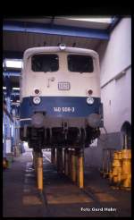 Auf Stelzen können selbst Lokomotiven stehen! Im BW Mannheim sah ich am 25.5.1990 die 140508 aufgeständert im Wartungsbereich.