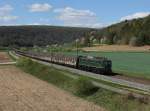 Die 140 438 mit dem Henkelzug am 18.04.2015 unterwegs bei Harrbach.