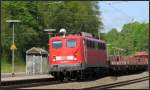 Die 140 678-4 ist mit einen gemischten Güterzug unterwegs nach Köln Gremberg.Hier zu sehen am Bahnhof Eschweiler auf der Kbs 480 am 06.Mai.2015.