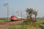 140 354-2 fuhr am 24.04.2015 mit einem Güterzug nach Emden, hier bei Veenhusen.