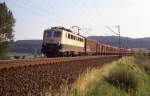 140330 rollt mit einem Güterzug am 2.7.1991 um 19.45 Uhr vom Wiehengebirge abwärts Richtung Bohmte. 