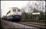 Mit einem kurzen Übergabe Güterzug kam 140647 am 14.4.1992 um 16.45 Uhr in Richtung Bremen fahrend durch den Haltepunkt Schierbrok.