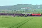 Am 18.5.05 rollte ein Güterzug bei Wasserzell auf Ansbach zu. Im Hintergrund die Lungenklinik Strüth, die früher den Spitznamen „Hustenburg“ trug. 