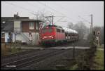 140858 kam am 5.3.2016 am Ortsrand von Lotte mit einem Autotransportzug um 8.49 Uhr Rtg. Rheine vorbei.