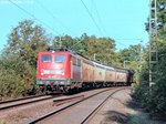 140 791 rollte am 17.9.02 mit einem Güterzug am Haken auf der 25‰-Rampe von Burgbernheim hinunter nach Steinach.