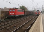 Während am Bahnsteig die S-Bahn hält, rauscht 140 539-8 mit einem gemischtem Güterzug aus Richtung Seelze kommend durch Hannover Linden-Fischerhof.