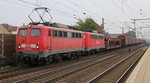 Mit einem gemischtem Güterzug kam 02.10.2014 die 140 535-6 mit der Wagenlok 140 368-2 aus Richtung Seelze kommend durch Hannover Linden-Fischerhof.