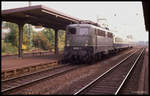 Die damals noch grün lackierte 140832 wartet am 10.9.1989 um 15.5.2 Uhr mit dem E 3596 nach Braunschweig auf die Abfahrt nach Braunschweig.
