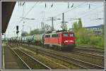 Am 13.04.2007 rollt 140 683 mit einem Tankzug am Haken am Bahnhof Hamm (Westf) vorbei.