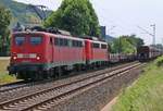 140 850-9 in Doppeltraktion mit 140 805-3 und leeren Flachwagen in Fahrtrichtung Bonn.