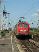 140 162 schleppt 139 310 in Richtung Dresden; im Hintergrund ist der Pfeiler fr die neue Straenbrcke ber die Elbe zu sehen -  Niederwartha, 25.05.07  