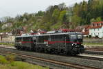 Die Lokomotiven 140 772 und 140 789 des Erfurten Bahn-Service (EBS) fahren durch den Bahnhof Kronach in Richtung Saalfeld.