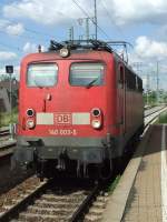 BR 140 003 wartet im Bahnhof Bblingen auf ihre Ausfahrt aufs Abstellgleis. (13.06.2008)