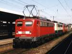 Lokzug bestehende aus BR 140 in drei verschiedene Farben: 140 037-2, 140 400-3 und 140 151-2 auf Paderborn Hauptbahnhof am 6-4-2002. Bild und scan: Date Jan de Vries.