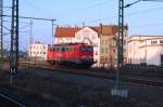 140 490 fhrt am 28.12.08 aus dem Rangierbahnhof Halle(S) kommend am Hbf vorbei.