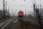 Sie kam aus dem Grau des 10.02.09 und verschwand auch wieder im selben: 140 291-6 auf Solo-Tour im Brackwerder Bahnhof. 