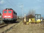 140 374 steht eines sonnigen Mittags im ehemaligen BW Lehrte