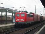 Hier ist die 140-595 mit einem Langen Gterzug bei der Durchfahrt von Worms Hbf