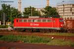 Mit der Abendsonne im Rcken als gigantischer Scheinwerfer lie sich 140 002-7 am 25.05.09 im Bahnhof Schnefeld ablichten.