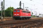 Kommt pnktlich zur bergabe: 140 585-1 kommt am 18.06.2009 aus dem Bahnhof Gtersloh herber nach Bielefeld-Brackwede um einen Gterzug zu holen, der dann wieder in Richtung Ruhrgebiet gebracht wird.