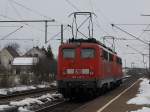 Die 140 810 und eine weitere am 23.02.2009 bei der Durchfahrt in Hirscheid.