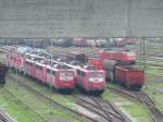 Hier sind 8 E-Loks der Baureihe 140, 5 Dieselloks der Baureihe 294, 1 Lok der BR 185 und eine Lok der BR155 und ein paar Gterwagen in Mannheim Rbf abgestellt.