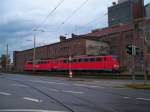 140 833 + 140 806 fahren zusammen auf ein Abstellgleis beim Karlsruher Rheinhafen. Aufgenommen am 8.10.2009