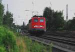  the same procedure as every day  mchte man meinen, wenn man an  Dinner for one  denkt. Wie jeden Tag gegen abend, verlt eine Lok ( diesmal 140 537-2 ) den Gterslher Bahnhof, wo man zwischengeparkt war, um in Bielefeld Brackwede einen Gterzug zu bernehmen. Hier in der Nhe der Miele-Werke von Gtersloh am 24.07.2009.