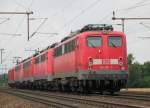 185 251 schleppt 140 443, 369, 435, 216 als 69571 HSR-KG durch Dedensen.