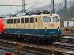 Endlich habe ich sie als Fan der 140er Baureihe erwischt. 140 423-5, die letzte Ozeanblau-Beige 140er der Deutschen Bahn steht bei Nieselregen am 24.01.2011 in Aachen West.
