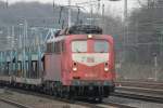 Die orientrote 140 024-1 mit Latz zog am 12/02/2011 einen leeren Autozug durch Kln-West.