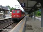 140-806 und eine Schwesterlokomotive ziehen einen langen Kohlenzug durch den Bahnhof Bullay an der Strecke Trier - Koblenz. (September 2005)