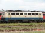 Br 140 543-0 in alter Farbgebung steht schon lange abgestellt im Seehafen Rostock.